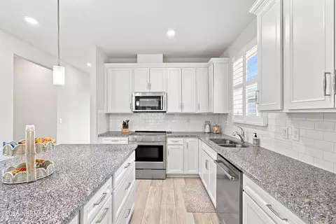 Kitchen - 135 Fairlake Cir, Saint Augustine, FL 32092 photo 4 of 7