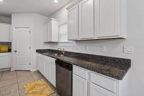 Kitchen - 86830 Iron Rail Ct, Yulee, FL 32097 photo 10 of 11