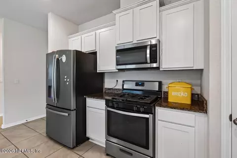 Kitchen - 86830 Iron Rail Ct, Yulee, FL 32097 photo 7 of 11