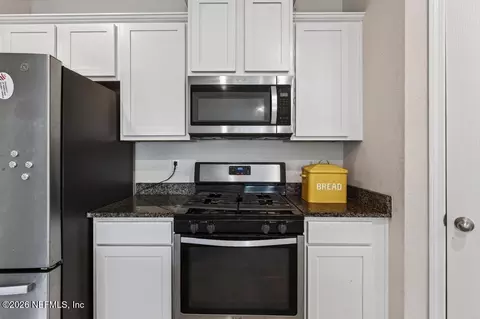 Kitchen - 86830 Iron Rail Ct, Yulee, FL 32097 photo 6 of 11