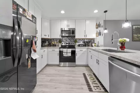 Kitchen - 10602 Patchwork Rd, Jacksonville, FL 32219 photo 2 of 4