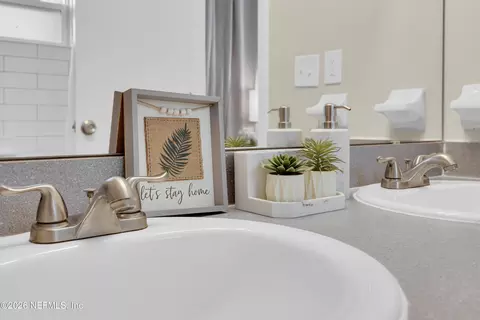 Bath - 905 Gavagan Rd, Jacksonville, FL 32233 photo 3 of 9