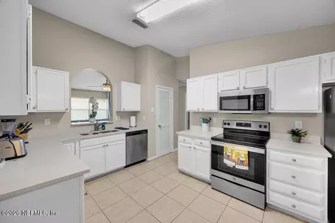 Kitchen - 905 Gavagan Rd, Jacksonville, FL 32233 photo 4 of 6