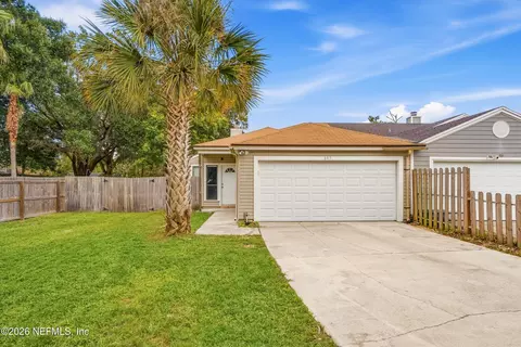 897 Candleknoll Ln, Jacksonville, FL 32225