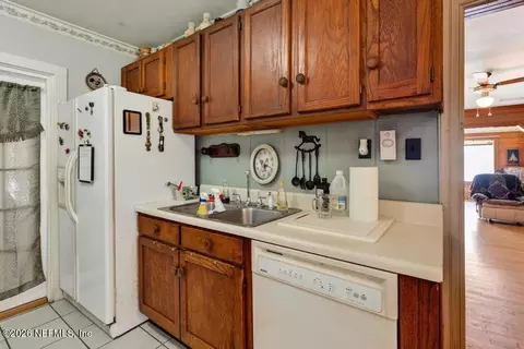 Kitchen - 316 Macgill St, Interlachen, FL 32148 photo 2 of 7