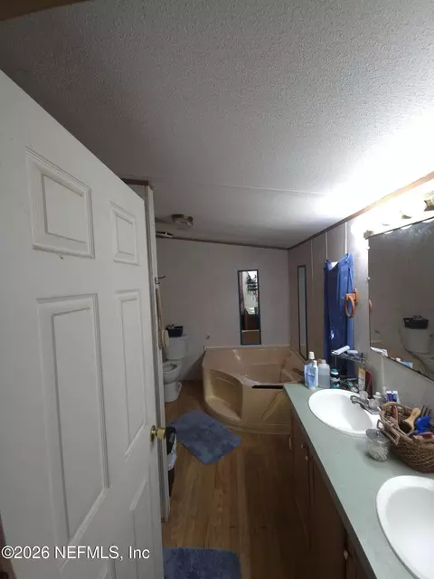 Bath - 633 Marion Ave, Interlachen, FL 32148 photo 2 of 4
