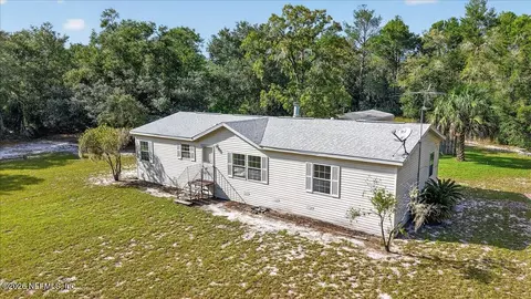 102 Center Ave, Pomona Park, FL 32181