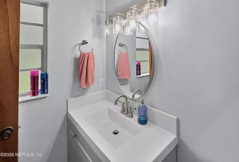 Bath - 359 SE 4th Ave, Melrose, FL 32666 photo 3 of 5