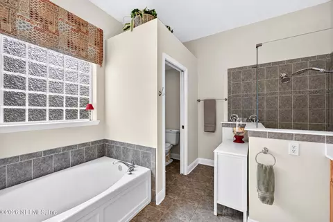 Bath - 620 Battersea Dr, Saint Augustine, FL 32095 photo 3 of 5