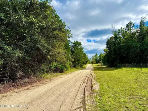 706 Okaloosa St, Florahome, FL 32140