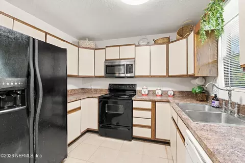 Kitchen - 85318 Blackmon Rd, Yulee, FL 32097 photo 2 of 2