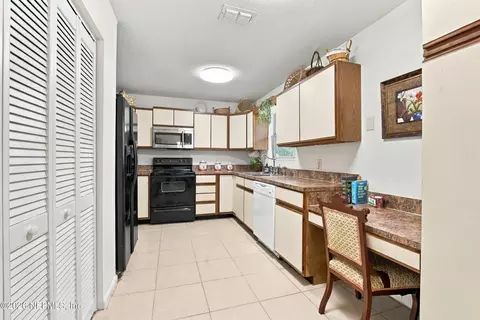 Kitchen - 85318 Blackmon Rd, Yulee, FL 32097 photo 1 of 2
