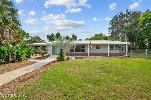 301 Lakeview Ave, Crescent City, FL 32112