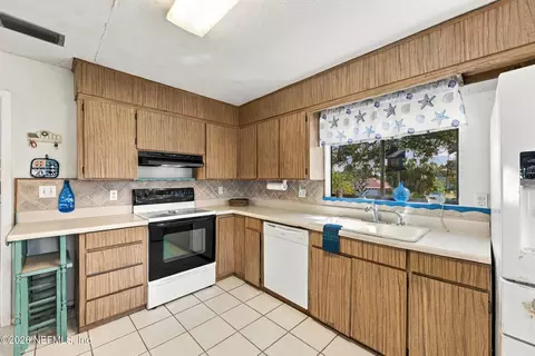 Kitchen - 7137 Middleton Ave, Saint Augustine, FL 32080 photo 4 of 5