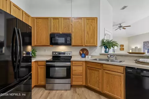 Kitchen - 2418 Old Pine Trl, Fleming Island, FL 32003 photo 4 of 5