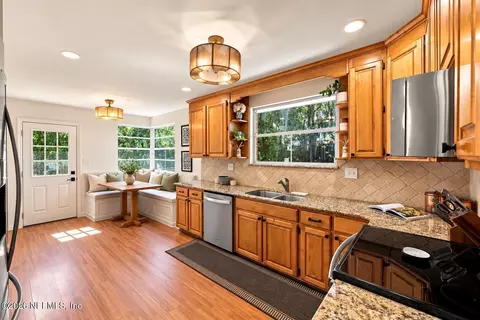 Kitchen - 1244 Glengarry Rd, Jacksonville, FL 32207 photo 3 of 4