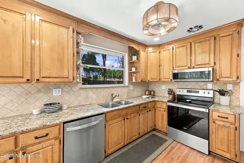 Kitchen - 1244 Glengarry Rd, Jacksonville, FL 32207 photo 2 of 4