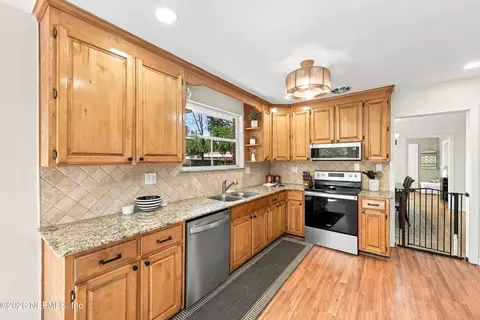 Kitchen - 1244 Glengarry Rd, Jacksonville, FL 32207 photo 1 of 4