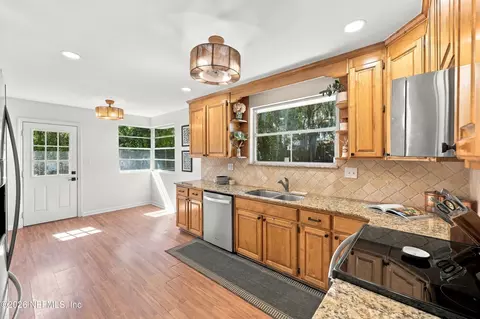 Kitchen - 1244 Glengarry Rd, Jacksonville, FL 32207 photo 4 of 4