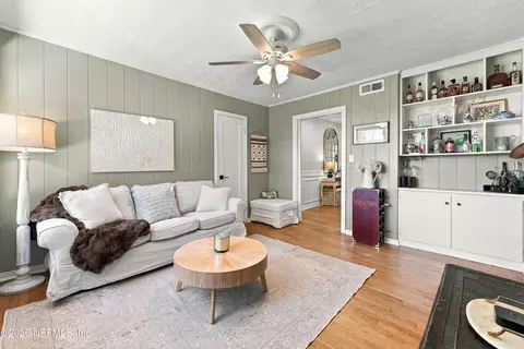 Living - 1244 Glengarry Rd, Jacksonville, FL 32207 photo 3 of 4