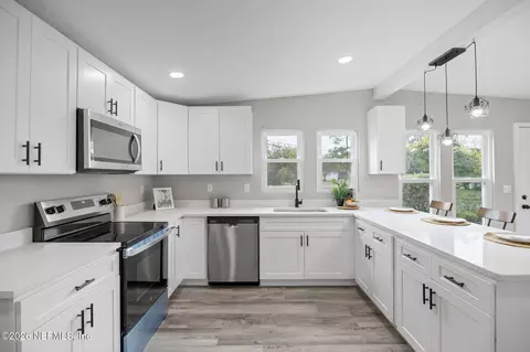 Kitchen - 907 Crest Dr E, Jacksonville, FL 32221 photo 5 of 6