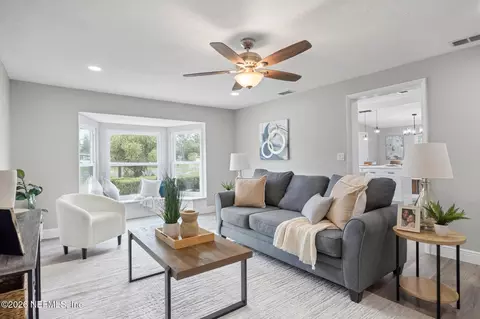Living - 907 Crest Dr E, Jacksonville, FL 32221 photo 2 of 4