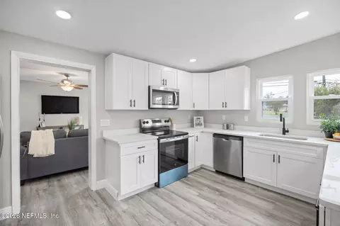 Kitchen - 907 Crest Dr E, Jacksonville, FL 32221 photo 3 of 6