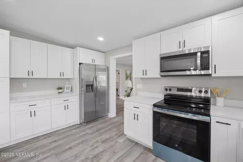 Kitchen - 907 Crest Dr E, Jacksonville, FL 32221 photo 6 of 6