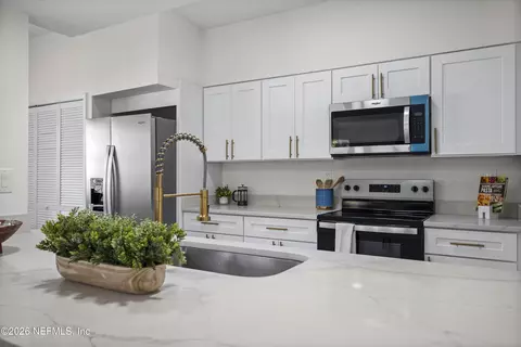 Kitchen - 3164 Bee St E, Orange Park, FL 32065 photo 9 of 10