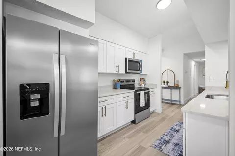 Kitchen - 3164 Bee St E, Orange Park, FL 32065 photo 8 of 10
