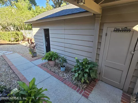Exterior - 1237 Greenridge Rd, Jacksonville, FL 32207 photo 4 of 10