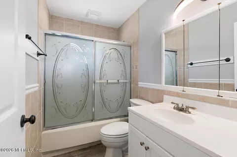 Bath - 466 Domenico Cir, St. Augustine Shores, FL 32086 photo 1 of 2