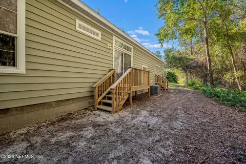 Exterior - 6326 Lake Dr, Starke, FL 32091 photo 5 of 6