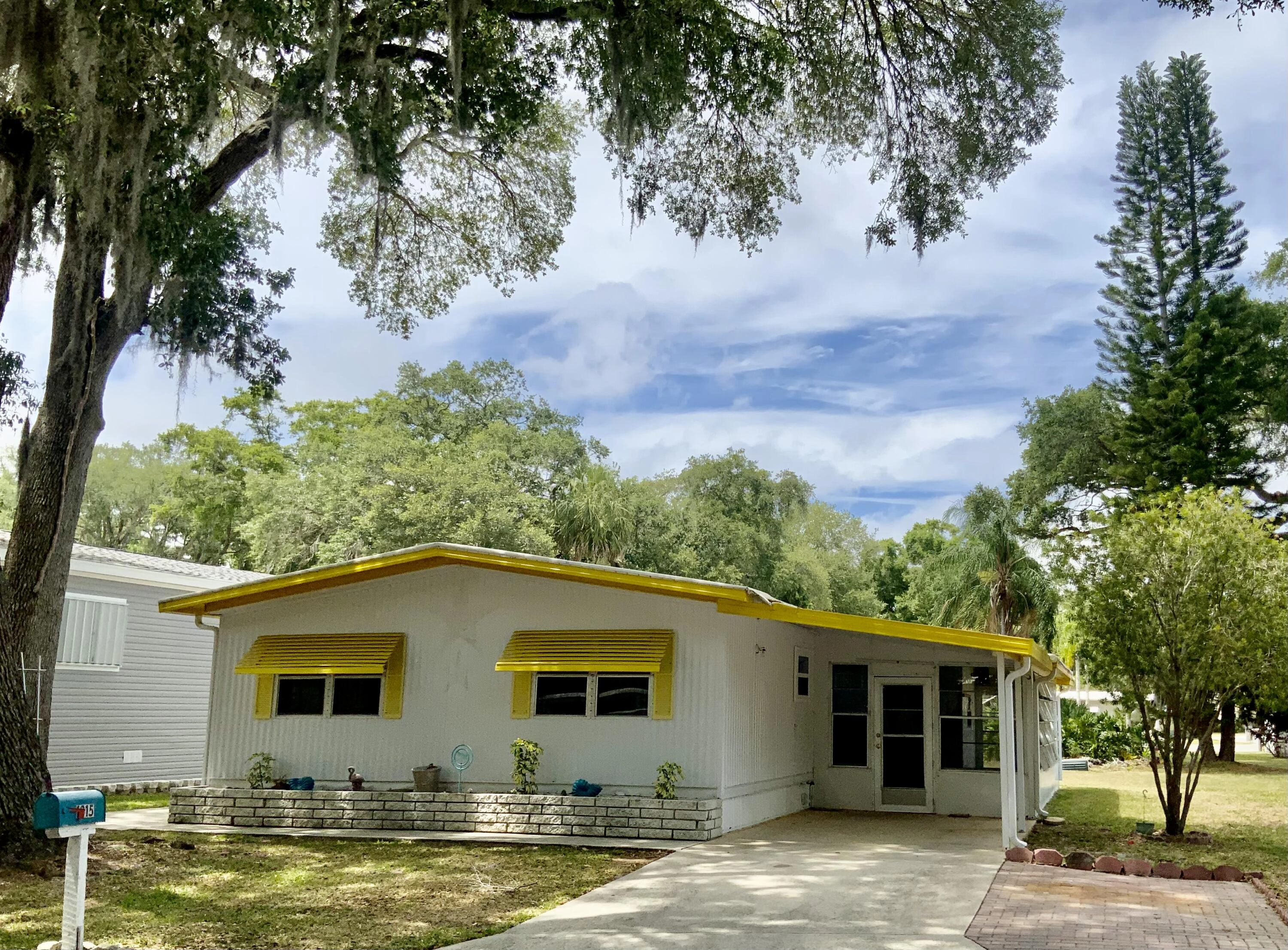 1015 Sunflower Ln NE