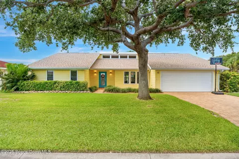 33 Yawl Dr, Cocoa Beach, FL 32931