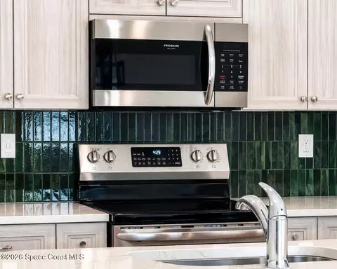 Kitchen - 913 Paddleboard Ct, Melbourne, FL 32935 photo 7 of 8