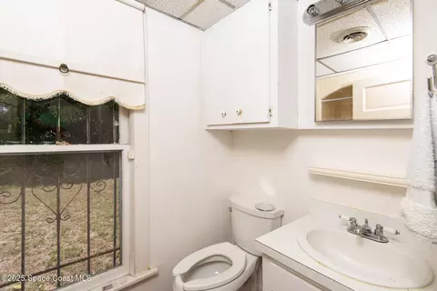 Bath - 2101 Vernon Pl, Melbourne, FL 32901 photo 1 of 2