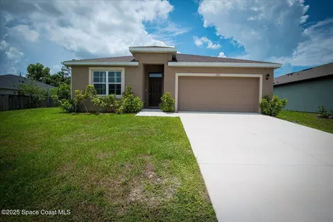 1574 Heartwellville St NW, Palm Bay, FL 32907