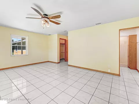 Living - 6570 Whispering Pines Ln, Grant, FL 32949 photo 9 of 10