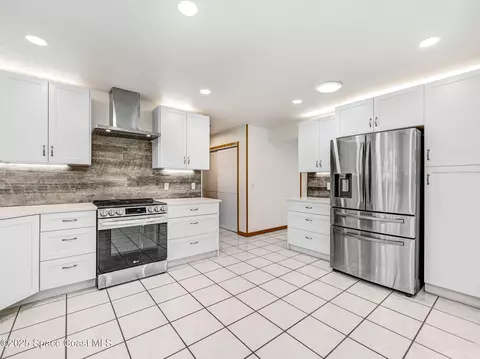 Kitchen - 6570 Whispering Pines Ln, Grant, FL 32949 photo 3 of 4