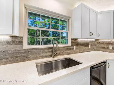 Kitchen - 6570 Whispering Pines Ln, Grant, FL 32949 photo 4 of 4