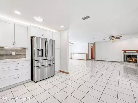 Kitchen - 6570 Whispering Pines Ln, Grant, FL 32949 photo 2 of 4