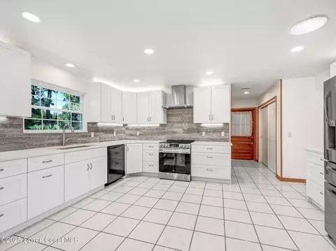 Kitchen - 6570 Whispering Pines Ln, Grant, FL 32949 photo 1 of 4