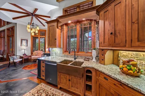 Kitchen - 586 Wethersfield Pl, Melbourne, FL 32940 photo 3 of 10