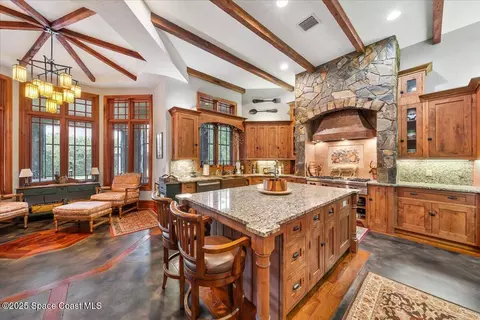 Kitchen - 586 Wethersfield Pl, Melbourne, FL 32940 photo 7 of 10