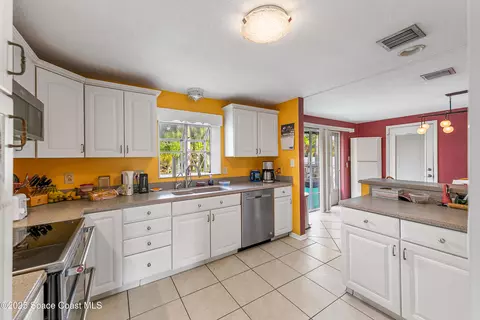 Kitchen - 409 Lynn Ave, Melbourne, FL 32935 photo 2 of 2