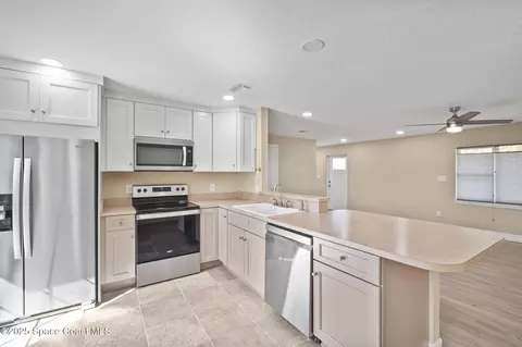 Kitchen - 2033 Adams Ave, Melbourne, FL 32935 photo 1 of 2