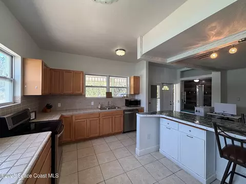 Kitchen - 9590 Primrose Dr, Micco, FL 32976 photo 5 of 6
