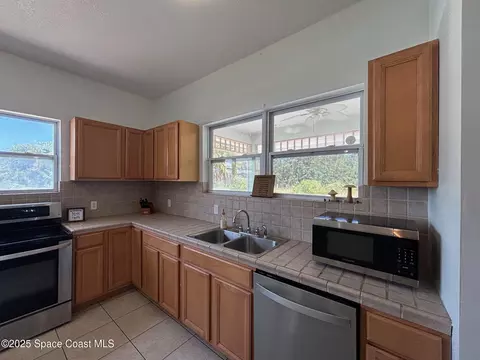 Kitchen - 9590 Primrose Dr, Micco, FL 32976 photo 4 of 6