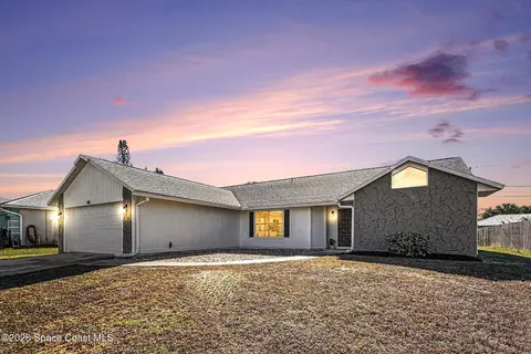 786 Hamm St NW, Palm Bay, FL 32907